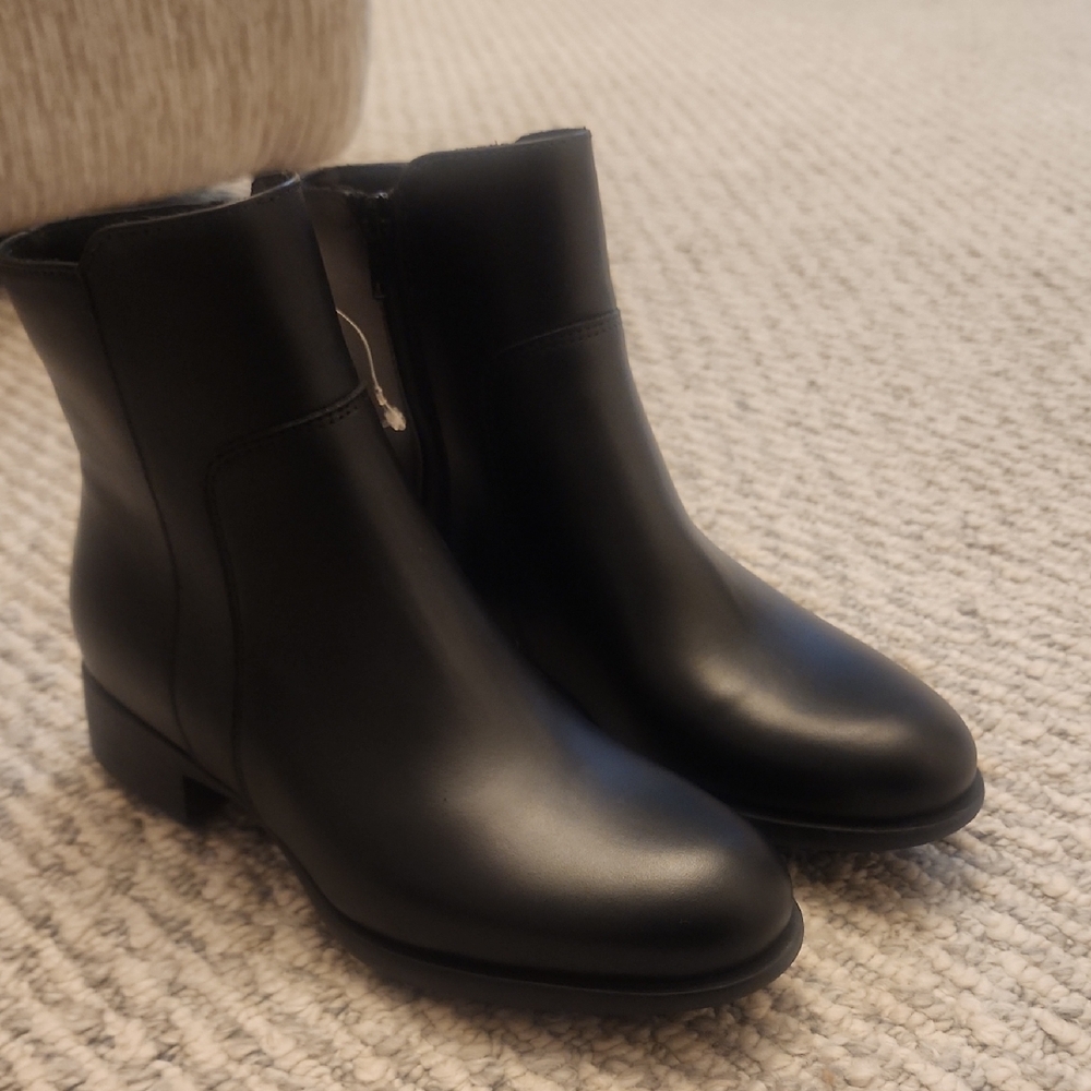 La CANADIENNE Sleek Black Ankle Booties Size 6